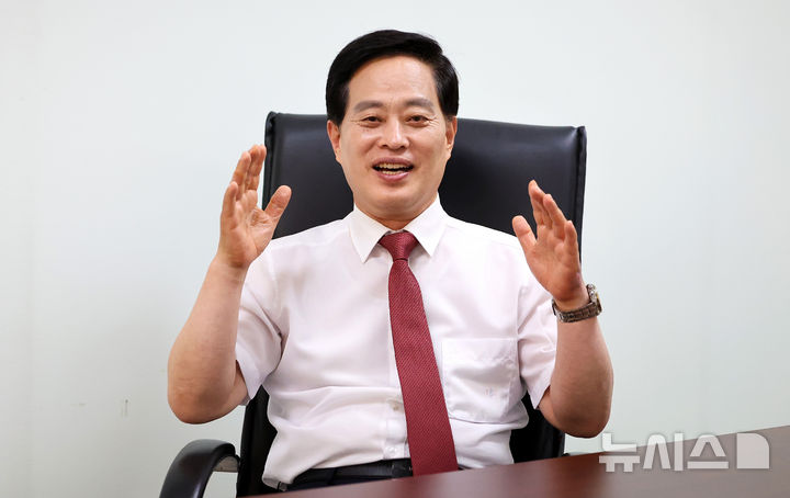 [대구=뉴시스] 이무열 기자 = 이근수 대구 북구청장이 북구 어울아트센터에서 뉴시스와 인터뷰 하고 있다. lmy@newsis.com