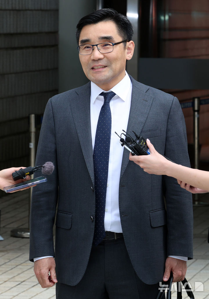 [서울=뉴시스] 이영환 기자 = 장우성 내란 특검팀 특검보가 22일 오후 서울 서초구 서울중앙지방법원에서 열린 박성재 전 법무부 장관의 내란 가담 혐의, 김건희 여사 수사 무마 관련 선고공판을 마친 후 입장을 전하고 있다.박성재 전 장관은 이날 재판에서 징역 25년을 선고 받고 법정 구속됐다. 2026.06.22. 20hwan@newsis.com