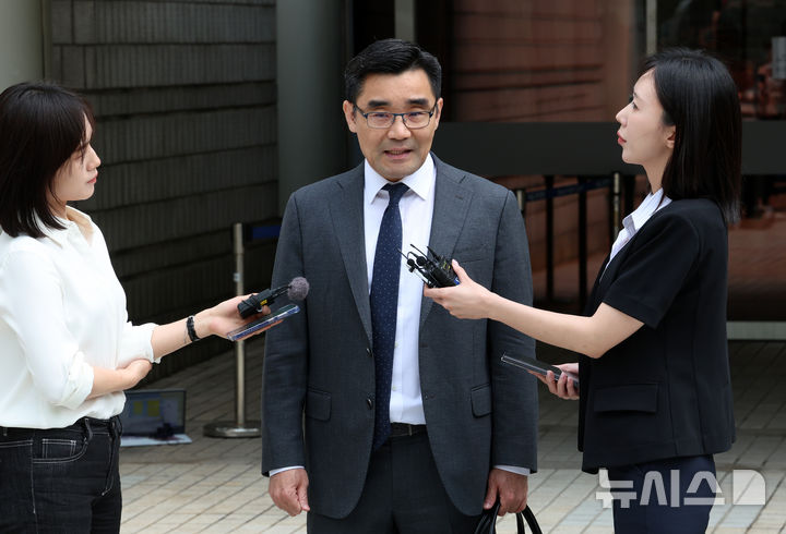 [서울=뉴시스] 이영환 기자 = 장우성 내란 특검팀 특검보가 22일 오후 서울 서초구 서울중앙지방법원에서 열린 박성재 전 법무부 장관의 내란 가담 혐의, 김건희 여사 수사 무마 관련 선고공판을 마친 후 입장을 전하고 있다.박성재 전 장관은 이날 재판에서 징역 25년을 선고 받고 법정 구속됐다. 2026.06.22. 20hwan@newsis.com