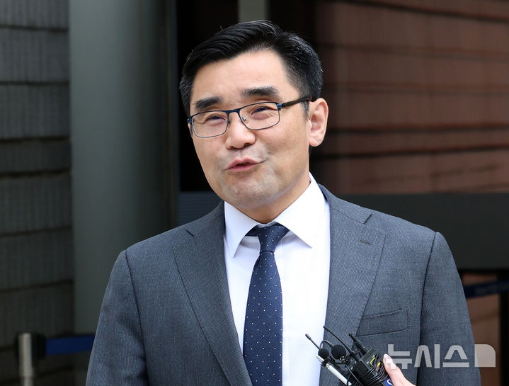 [서울=뉴시스] 이영환 기자 = 장우성 내란 특검팀 특검보가 22일 오후 서울 서초구 서울중앙지방법원에서 열린 박성재 전 법무부 장관의 내란 가담 혐의, 김건희 여사 수사 무마 관련 선고공판을 마친 후 입장을 전하고 있다.박성재 전 장관은 이날 재판에서 징역 25년을 선고 받고 법정 구속됐다. 2026.06.22. 20hwan@newsis.com