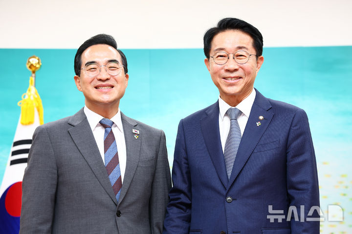 [서울=뉴시스] 김근수 기자 = 조정식(오른쪽) 국회의장이 22일 오후 서울 여의도 국회에서 박홍근 기획예산처 장관과 기념촬영을 하고 있다. 2026.06.22. ks@newsis.com