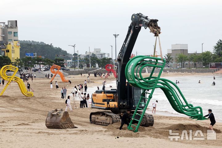  [부산=뉴시스] 하경민 기자 = 22일 부산 해운대구 송정해수욕장에서 구청 관계자들이 중장비를 동원해 망루를 설치하고 있다. 해운대·송정 등 2개 해수욕장은 오는 26일 개장하고, 송도·광안리·다대포(동측·서측)·일광·임랑 등 5개 해수욕장은 오는 7월1일 개장한다. 이 중 해운대는 9월15일까지, 나머지 6개 해수욕장은 8월31일까지 운영된다. 2026.06.22. yulnetphoto@newsis.com