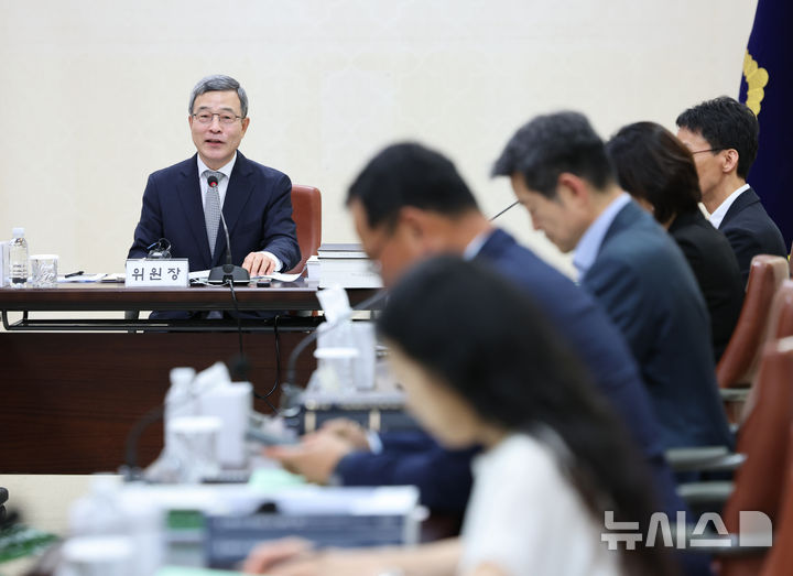 [서울=뉴시스] 김금보 기자 = 이동원 양형위원회 위원장이 지난 22일 오후 서울 서초구 대법원에서 열린 양형위원회 제146차 회의에서 발언하고 있다. 2026.06.23. kgb@newsis.com