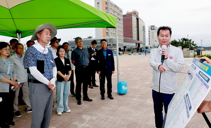 [보령=뉴시스] 대천해수욕장 개장을 앞두고 현장 점검에 나선 장진원 보령부시장. (사진=보령시청 제공) 2026.06.23. photo@newsis.com *재판매 및 DB 금지