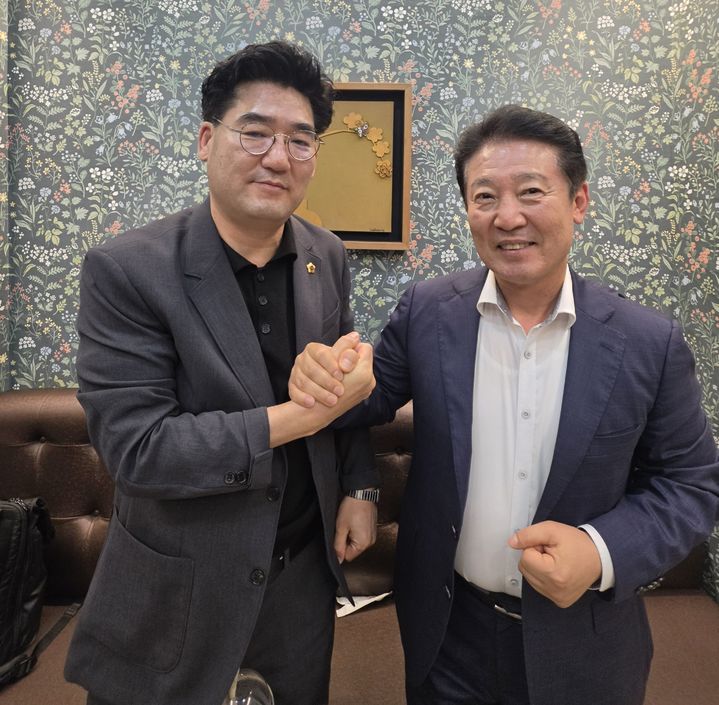[무안=뉴시스] 더불어민주당 전남광주통합특별시의회 초대 의장 후보 단일화에 합의한 전경선(사진 오른쪽) 당선인과 심철의 당선인이 지난 22일 오후 광주 모처에서 만나 손을 맞잡고 있다. (사진 = 전 당선인 측 제공). 2026.06.29. photo@newsis.com *재판매 및 DB 금지