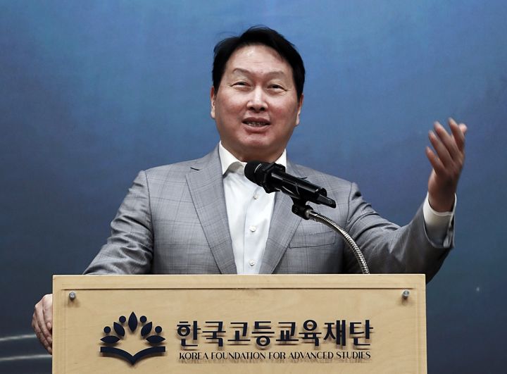[서울=뉴시스] 최태원 SK 회장이 22일 서울 강남구 한국고등교육재단(KFAS) 빌딩에서 발언하는 모습. (사진=SK) 2026.06.23 photo@newsis.com *재판매 및 DB 금지 *재판매 및 DB 금지