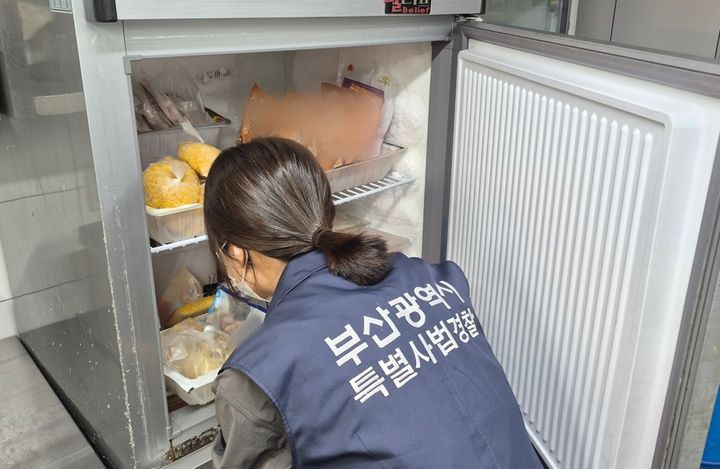 [부산=뉴시스] 일반음식점 등 식자재 보관시설 점검 현장 사진. (사진=부산시 제공) 2026.06.23 photo@newsis.com *재판매 및 DB 금지