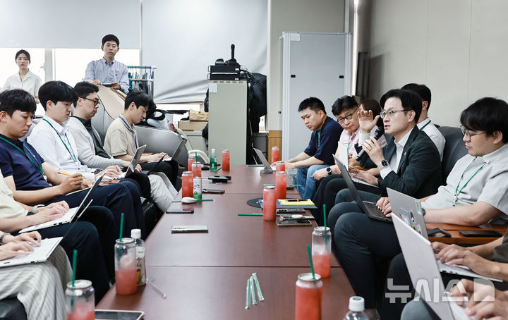 [세종=뉴시스]김정관 산업통상부 장관이 지난 22일 정부세종청사에서 카자흐·유럽·중동 출장 성과 관련 백브리핑을 갖고 기자들의 질문에 답변을 하고 있다.(사진=산업부 제공)