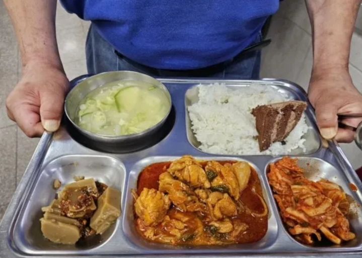 [서울=뉴시스] 한국에서 수십년간 소외계층을 위해 헌신해 온 이탈리아 출신 김하종 신부가 식판에 밥과 케이크를 함께 담아냈다는 이유로 때아닌 누리꾼들의 비난을 받고 있다. (사진=김하종 신부 인스타그램 캡처) *재판매 및 DB 금지