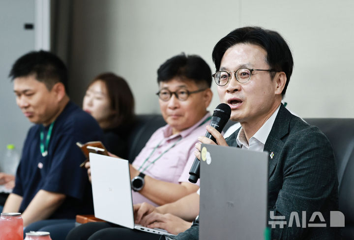 [세종=뉴시스]김정관 산업통상부 장관이 지난 22일 정부세종청사에서 카자흐·유럽·중동 출장 성과 관련 백브리핑을 갖고 기자들의 질문에 답변을 하고 있다.(사진=산업부 제공)