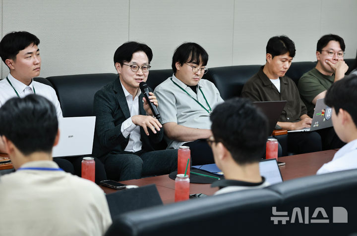 [세종=뉴시스]김정관 산업통상부 장관이 지난 22일 정부세종청사에서 카자흐·유럽·중동 출장 성과 관련 백브리핑을 갖고 기자들의 질문에 답변을 하고 있다.(사진=산업부 제공)