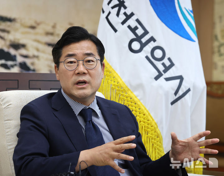 [인천=뉴시스] 전진환 기자 = 박찬대 인천시장 당선인이 22일 인천 연수구 송도G타워 32층 인천시장직 인수위원회 사무실에서 뉴시스 등 언론사와 인터뷰를 하고 있다. 2026.06.22. amin2@newsis.com