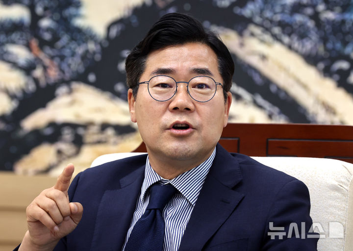 [인천=뉴시스] 전진환 기자 = 박찬대 인천시장 당선인이 22일 인천 연수구 송도G타워 32층 인천시장직 인수위원회 사무실에서 뉴시스 등 언론사와 인터뷰를 하고 있다. 2026.06.22. amin2@newsis.com