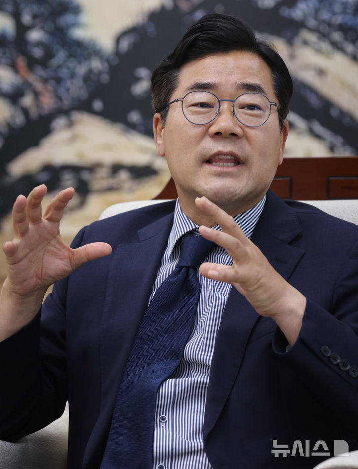 [인천=뉴시스] 전진환 기자 = 박찬대 인천시장 당선인이 22일 인천 연수구 송도G타워 32층 인천시장직 인수위원회 사무실에서 뉴시스 등 언론사와 인터뷰를 하고 있다. 2026.06.22. amin2@newsis.com