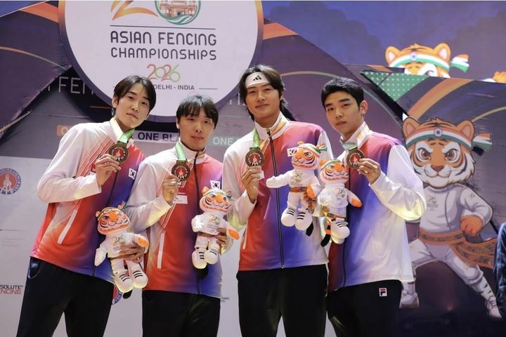 [서울=뉴시스] 펜싱 남자 사브르 대표팀 도경동(왼쪽부터), 박상원, 오상욱, 황희근이 22일(현지 시간) 인도 뉴델리에서 열린 2026 아시아선수권대회 남자 사브르 단체전 금메달을 차지한 뒤 기념사진을 찍고 있다. (사진=국제펜싱연맹 SNS 캡처) 2026.06.22. *재판매 및 DB 금지