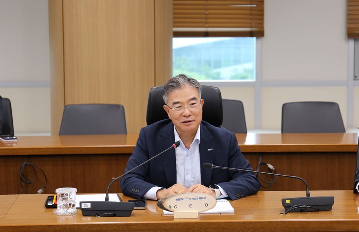 [세종=뉴시스] 한국남동발전은 전날 경남 진주 본사에서 조영혁 사장직무대행을 비롯한 경영진 및 전사 처·실장 등이 참석한 가운데 '2026년 제1차 KOEN 녹색성장위원회'를 개최했다고 23일 밝혔다. (사진=남동발전 제공) 2026.06.23. photo@newsis.com *재판매 및 DB 금지