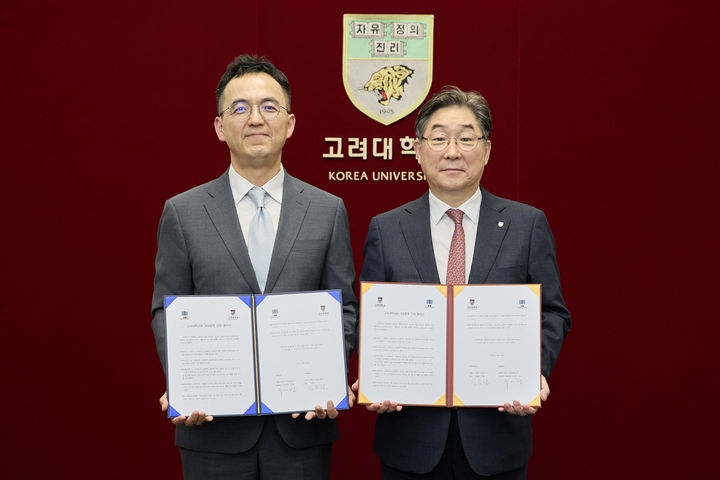 [서울=뉴시스] 22일 고려대와 대검찰청이 금융·증권 분야 전문 인력 양성을 위한 업무협약을 체결하고, 구자현(왼쪽) 검찰총장 직무대행과 김동원 고려대 총장이 기념 사진을 촬영하고 있다. (사진=고려대 제공) 2026.06.23. photo@newsis.com *재판매 및 DB 금지