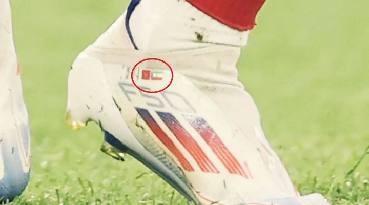 [서울=뉴시스] 지난 21일(현지시간) 영국 스포츠 매체 스포츠바이블은 라민 야말의 축구화에 적도 기니와 모로코의 국기가 새겨졌다고 보도했다. 야말은 스페인 축구 대표팀을 선택했지만, 가족으로부터 적도 기니와 모로코 혈통을 물려받은 것으로 알려졌다. (사진=유튜브 캡처)