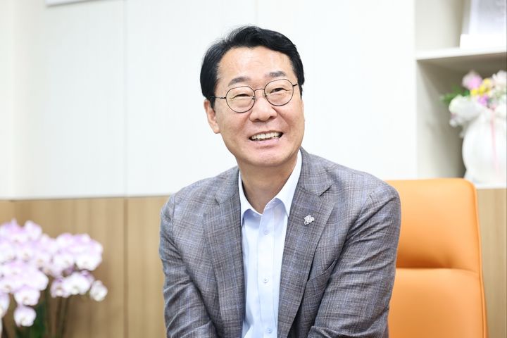 [화성=뉴시스] 문영호 기자 = 정명근 화성시장이 22일 뉴시스와의 인터뷰에서 민선9기 시정 구호 안에 대해 설명하며 웃고 있다. 2026.06.23. sonanom@newsis.com *재판매 및 DB 금지