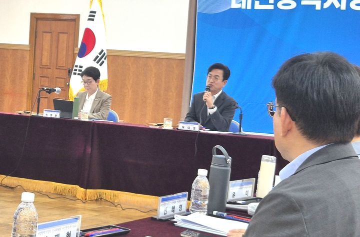 [대전=뉴시스] 조명휘 기자 = 허태정 대전시장 당선인이 23일 오전 옛 충남도청 대회의실photo@newsis.com에서 인수위원회 전체회의를 주재하고 있다. 2026.06.23. *재판매 및 DB 금지