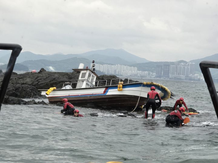 [여수=뉴시스] 여수해경이 23일 오전 여수시 마물도 인근해상에서 좌초한 모터보트를 구조하고 있다. (사진=여수해경 제공) 2026.06.23. photo@newsis.com *재판매 및 DB 금지