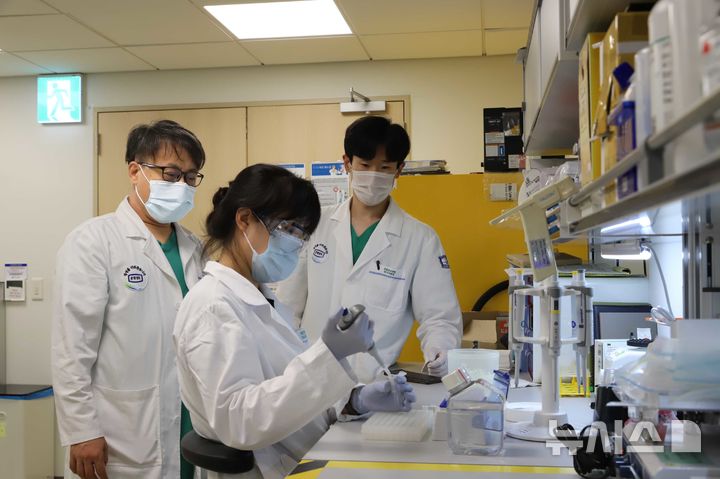 [서울=뉴시스] 가톨릭대학교 은평성모병원 연구지원팀 실험 장면. (사진= 은평성모병원 제공)