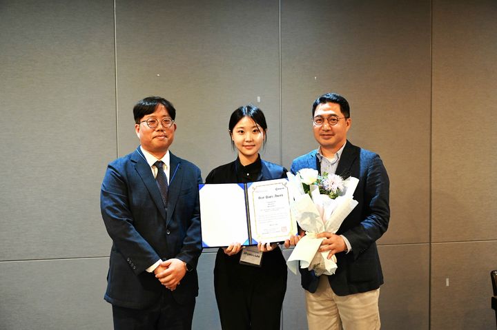 [서울=뉴시스] (왼쪽부터) 안준모 연구개발 관리 워크숍(R＆D Management Workshop 2026 in Seoul) 조직위원장, 서강대 기술경영전문대학원 이지현 박사과정, 고영목 박사과정이 우수논문상 수상 기념 사진을 촬영하고 있다. (사진=서강대 제공) 2026.06.23. photo@newsis.com *재판매 및 DB 금지