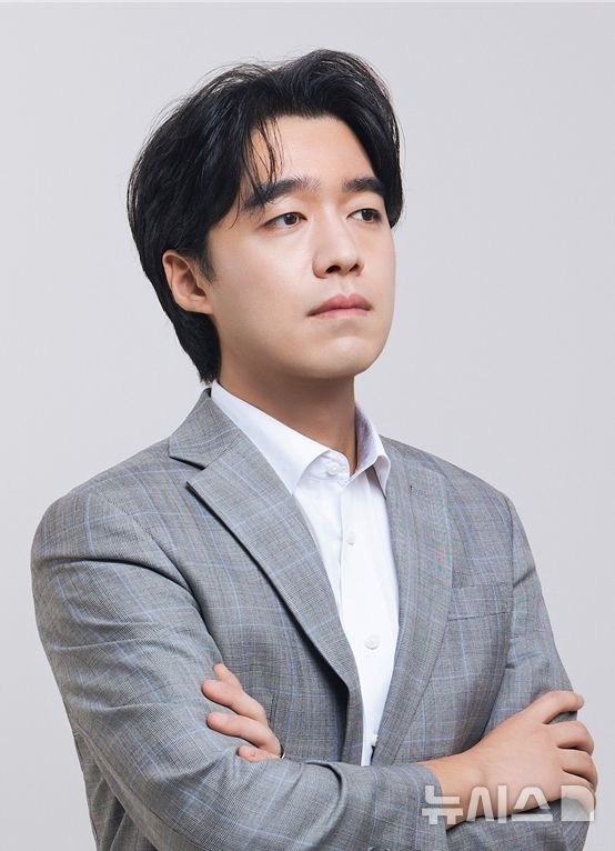 [전주=뉴시스]윤난슬 기자 = 전북대학교 공과대학 신소재공학부 정창규 교수 연구팀이 인체 신경과 피부의 정보 전달 원리를 모사한 차세대 인공지능(AI) 촉각센서를 잇따라 개발하며 전자피부와 웨어러블 전자기기 분야의 기술 발전 가능성을 제시했다. (사진=전북대 제공) photo@newsis.com
