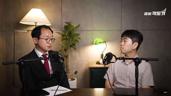 [서울=뉴시스] 곽상준 매트릭스파트너 대표(왼쪽)와 정인선 작가. (사진=유튜브 '증시각도기TV'캡처)