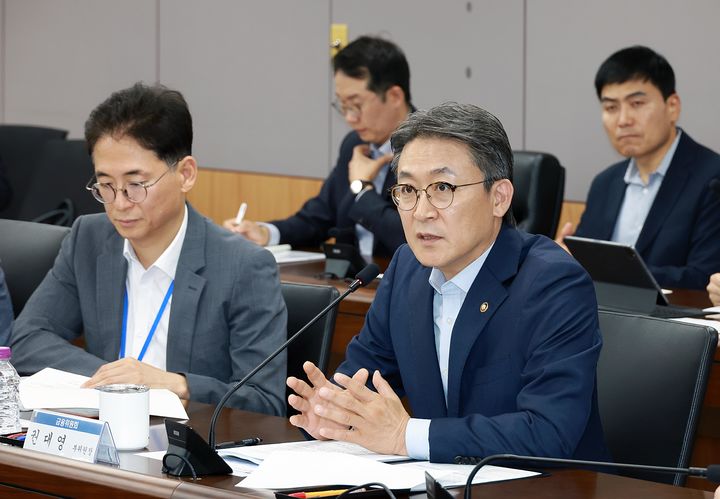 [서울=뉴시스] 권대영 금융위원회 부위원장이 23일 오전 서울 종로구 정부서울청사에서 개최한 자본시장 인프라 혁신 TF Kick-off 회의에서 정부·유관기관·전문가들과 전문성과 현장의 목소리를 공유하고, 향후 안정적인 인프라·제도 설계에 있어 중추적 역할을 수행하기 위해 '자본시장 인프라 혁신 TF'의 핵심 운영 방향을 제시하였다. (사진=금융위원회 제공) 2026.06.23. *재판매 및 DB 금지
