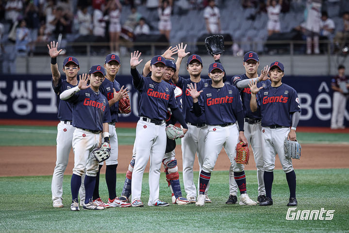 [서울=뉴시스] 프로야구 롯데 자이언츠 선수단이 21일 서울 고척스카이돔에서 열린 2026 신한 쏠 KBO리그 키움 히어로즈와의 경기에서 승리한 뒤 기뻐하고 있다. (사진=롯데 자이언츠 제공) 2026.06.21. *재판매 및 DB 금지