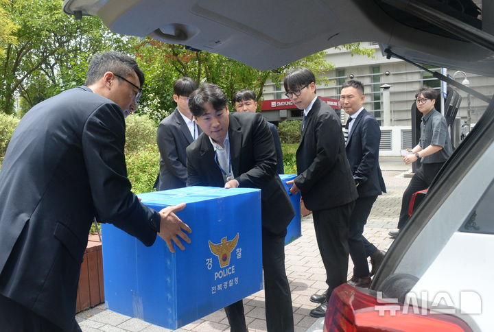[완주=뉴시스] 김얼 기자 = 전북경찰청 반부패경제범죄수사대 경찰관들이 23일 전북 완주군 완주군청에서 유희태 완주군수의 선거법 위반 혐의에 대한 압수수색을 마치고 장내를 빠져나오고 있다. 2026.06.23. pmkeul@newsis.com