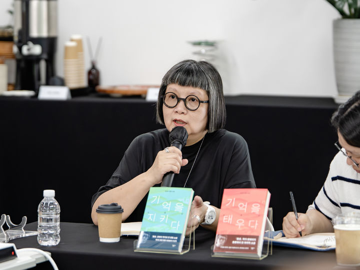 [서울=뉴시스] 홍콩 출신 작가 찬와이가 23일 서울 종로구 스페이스에이드에서 열린 첫 소설 '기억을 지키다'와 후속작 '기억을 태우다' 출간 기념 간담회에 참석했다. (사진=민음사 제공) 2026.06.23. photo@newsis.com *재판매 및 DB 금지