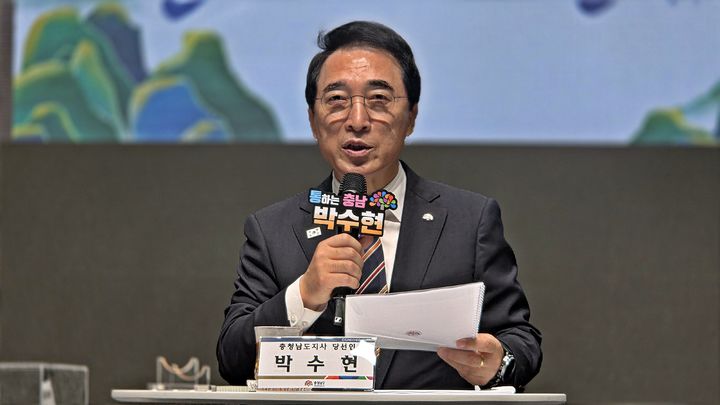 [공주=뉴시스] 23일 공주시 공주아트센터고마에서 주민에게 인사말하는 박수현 충청남도 도지사 당선인. 2026.06.23. ssong1007@newsis.com *재판매 및 DB 금지