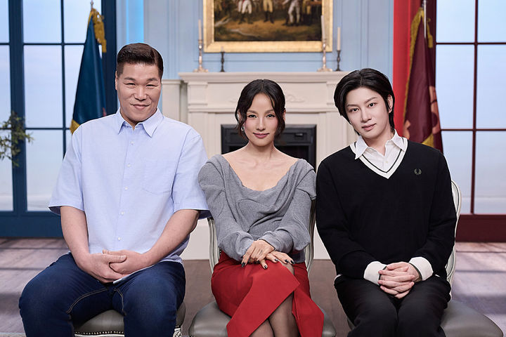 [서울=뉴시스] 23일 JTBC 새 예능 프로그램 '연애전쟁' 온라인 제작발표회에서 방송인 서장훈, 가수 이효리, 그룹 슈퍼주니어 김희철이 포즈를 취하고 있다. (사진=JTBC 제공) 2026.06.23. photo@newsis.com&nbsp; *재판매 및 DB 금지