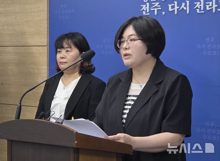 [전주=뉴시스]윤난슬 기자 = 인수위 돌봄·복지 분과는 23일 전주시청에서 브리핑을 열고 "재정 여건이 녹록지 않은 상황"이라면서도 "시민 삶과 직결된 필수 돌봄 분야에 재정을 우선 투입한다는 방침 아래 공약의 실효성과 추진 가능성을 점검하고 있다"고 말했다. 2026.06.23. yns4656@newsis.com 