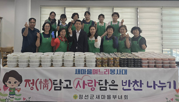 정선군 북평면 새마을부녀회는 23일 북평면 맛 전수관에서 지역 내 취약계층의 건강한 여름나기를 돕기 위한 ‘사랑의 삼계탕 나눔 행사’를 진행하고 있다.(사진=정선군 제공) *재판매 및 DB 금지