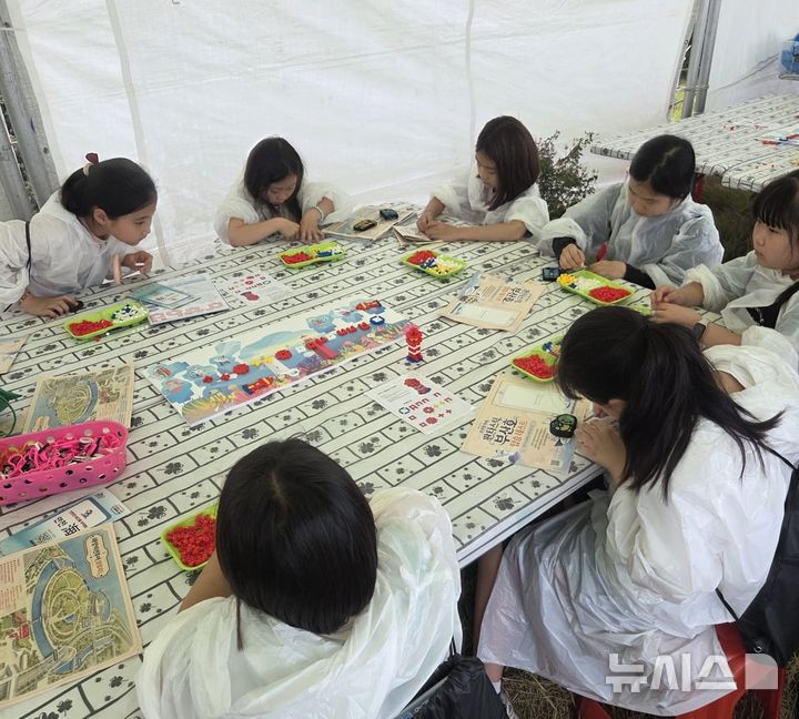 [서울=뉴시스] 한국항로표지기술원 나만의 등대 만들기 부스. (제공= 한국항로표지기술원)