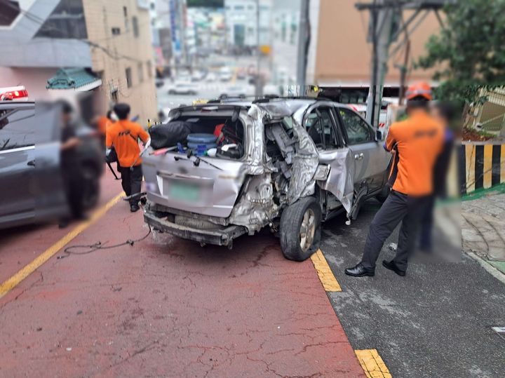 [부산=뉴시스] 지난 22일 오후 부산 사하구의 한 오르막길에서 70대 운전자가 후진을 하다가 오토바이와 차량, 전봇대를 잇달아 들이받아 4명이 다쳤다. (사진=부산경찰청 제공) 2026.06.23 photo@newsis.com *재판매 및 DB 금지