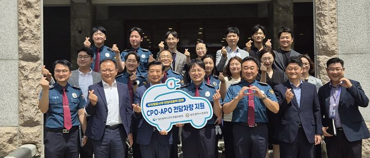 [대전=뉴시스]대전자치경찰위원회는 23일 '범죄예방진단(CPO)·학대예방(APO) 경찰 전담차량 전달식'을 갖고 차량 3대를 경찰서에 지원했다. 2026. 06. 23 photo@newsis.com *재판매 및 DB 금지