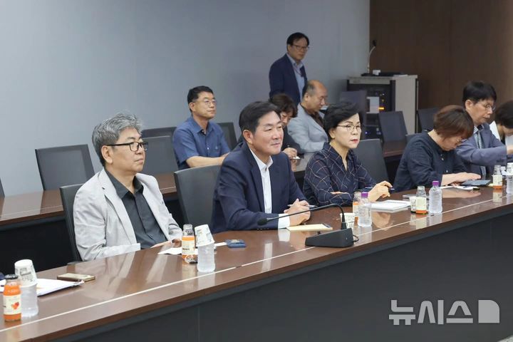 [오산=뉴시스] 조용호 당선인(사진 가운데)이 업무보고를 받고 있는 모습 (사진=조용호 당선인 시장직 인수위원회 제공) 2026.06.23.photo@newsis.com 