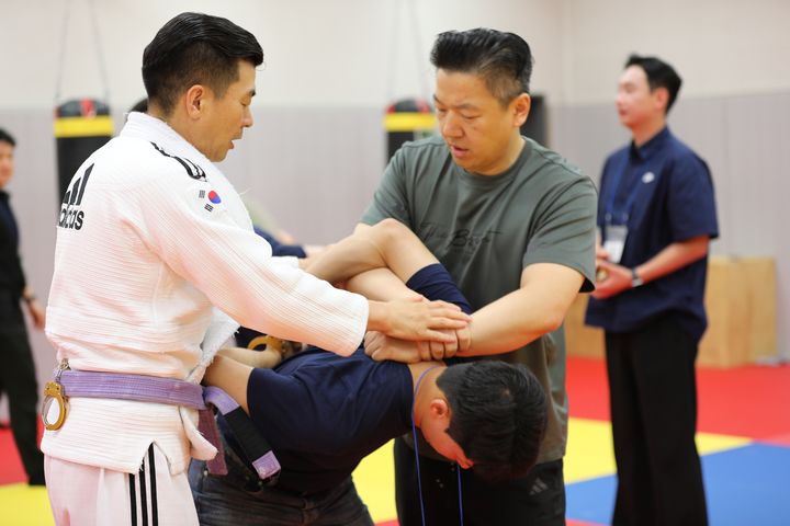 [여수=뉴시스] 23일 전남 여수시 오천동 해경교육원에서 대한민국 현장 법 집행기관 최초 물리력 대응 세미나가 열리고 있다. (사진=해경교육원 제공) 2026.06.23. photo@newsis.com *재판매 및 DB 금지