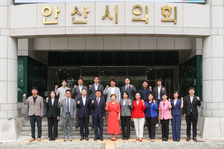 [안산=뉴시스] 경기 안산시의회 제10대 의회를 이끌어 갈 당선인들이 22일 시의회 앞에서 기념촬영을 하고 있다. (사진=안산시의회 제공) 2026.06.23. photo@newsis.com *재판매 및 DB 금지