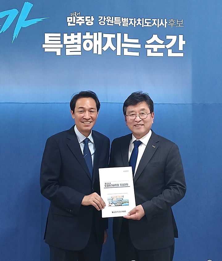 [횡성=뉴시스] 우상호 강원도지사 당선인(왼쪽)과 장신상 횡성군수 당선인. (사진=횡성군수직 인수위원회 제공) 2026.06.23. photo@newsis.com *재판매 및 DB 금지