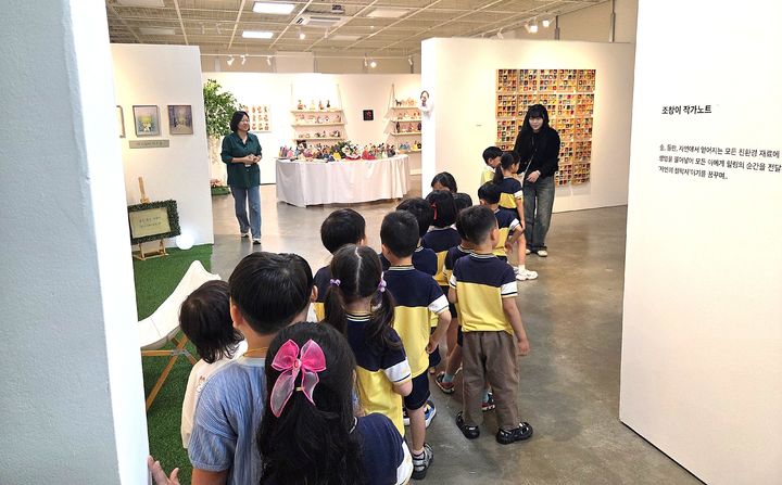 [원주=뉴시스] [원주=뉴시스] 기획전시 '동화가 자라나는 여름 숲'을 관람 중인 어린이들. (사진=원주문화재단 제공) 2026.06.23. photo@newsis.com *재판매 및 DB 금지