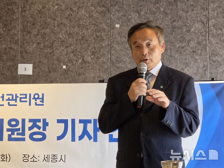[서울=뉴시스] 박창근 국토안전관리원 원장이 23일 정부세종청사 인근에서 열린 취임 첫 출입기자단 간담회에서 인사말을 하고 있다. photo@newsis.com 