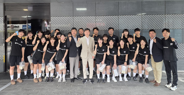 [서울=뉴시스] 여자 주니어 핸드볼 대표팀을 만나 격려한 유승민 대한체육회장. (사진=대한체육회 제공) 2026.06.22. *재판매 및 DB 금지