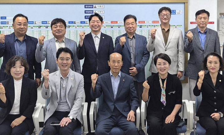[충주=뉴시스] 더불어민주당 충주시의원들과 충주시노인회를 찾아 이상희(가운데) 지회장. (사진=뉴시스 DB). photo@newsis.com *재판매 및 DB 금지