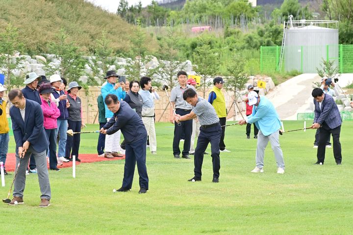 [청송=뉴시스] 청송군 최초 27홀 규모로 조성된 객주파크골프장에서 준공식 겸 제4회 청송군수배 파크골프대회가 열리고 있다. (사진=청송군 제공) 2026.06.23. photo@newsis.com *재판매 및 DB 금지