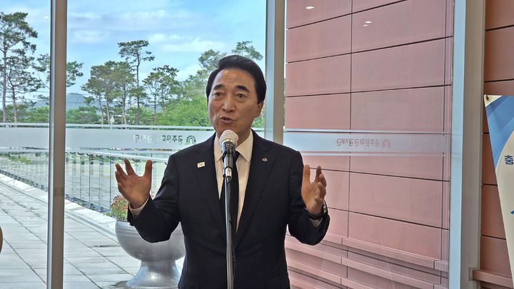 [공주=뉴시스] 23일 공주시 공주아트센터고마에서 박수현 충청남도 도지사 당선인이 기자 질문에 답변하고 있다. 2026.06.23. ssong1007@newsis.com *재판매 및 DB 금지